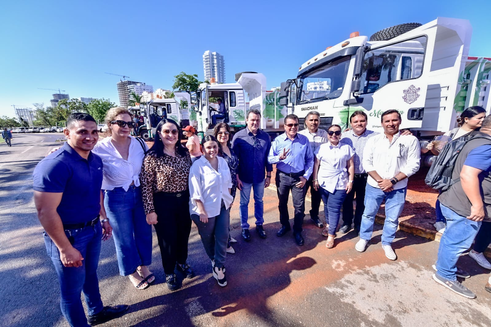 En el marco de esta entrega, las autoridades presentes realizaron un banderazo simbólico para comenzar a trabajar a la brevedad con el nuevo equipamiento en beneficio de la ciudad.