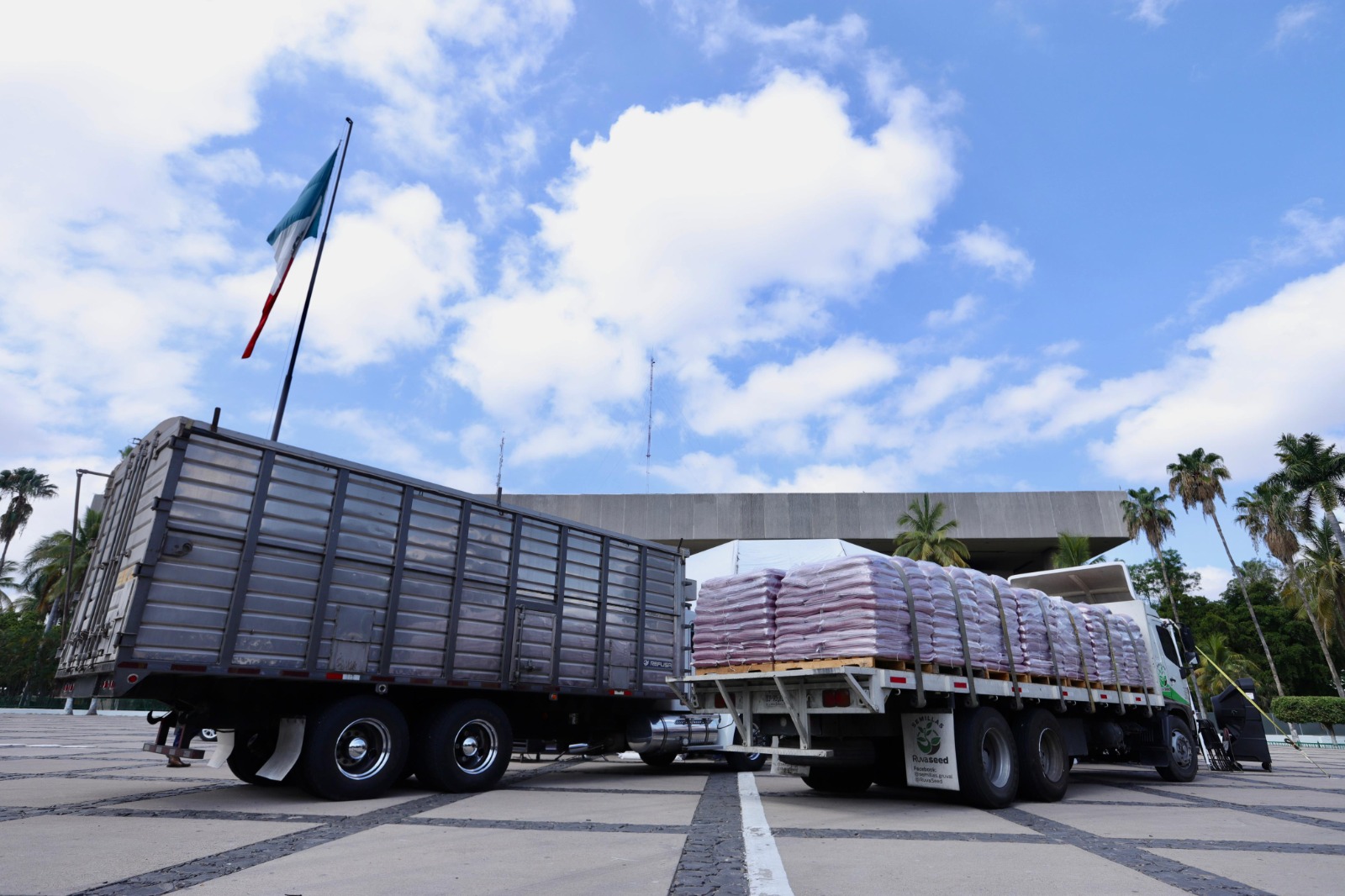 El mandatario estatal encabezó la entrega de semilla para el programa de establecimiento de praderas y garantizar el alimento para el ganado.