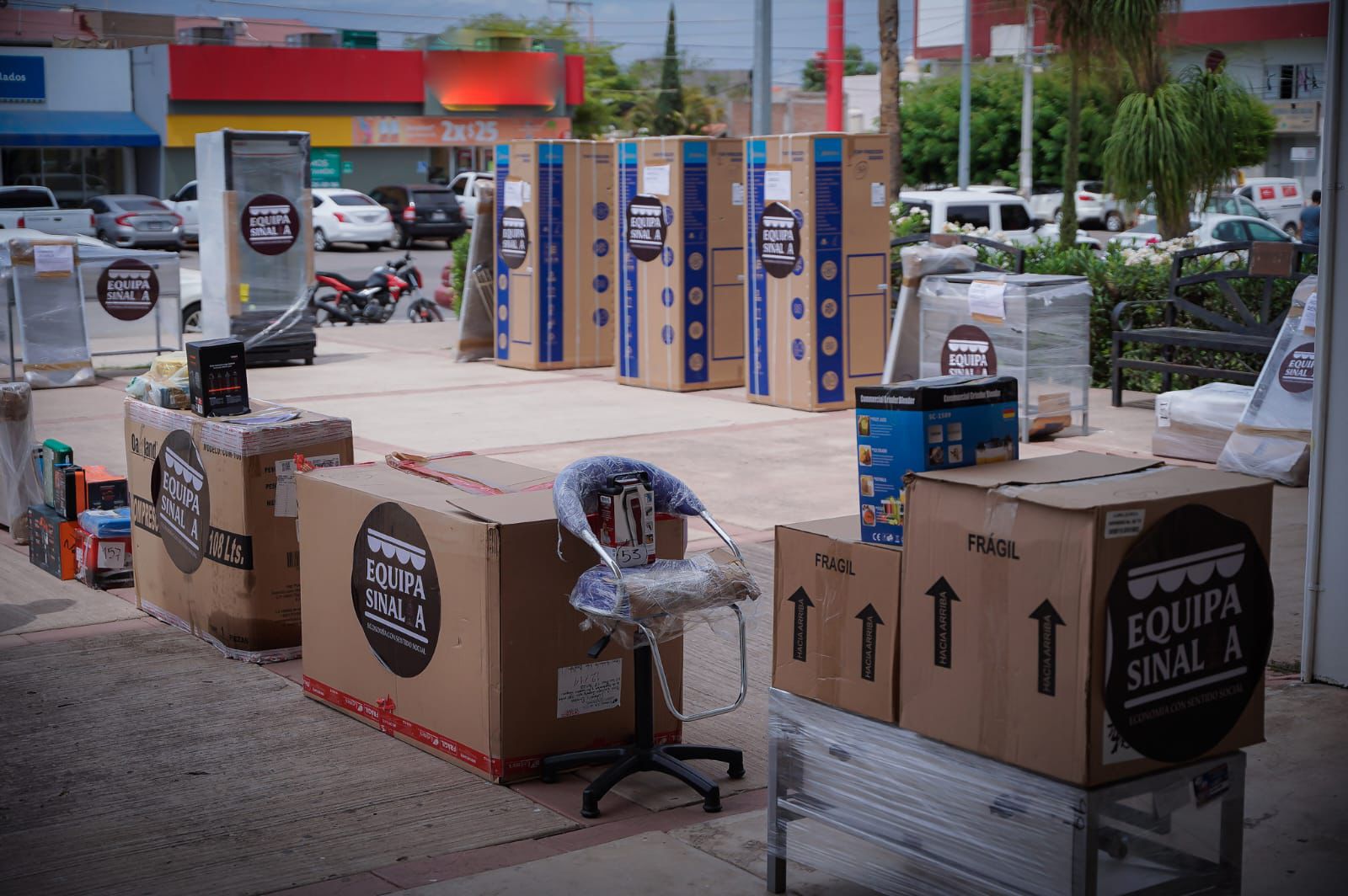 En la actual administración, se han entregado más de 6,700 equipos a emprendedores y MiPyMes de todo el estado, apoyándolos para que crezcan, se mantengan en el mercado y generen empleo.