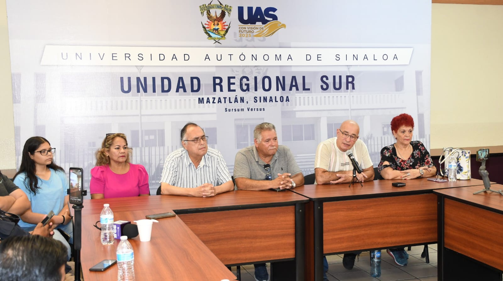 En Rueda de Prensa, la Comisión por la Defensa de la Autonomía Universitaria, fijó un posicionamiento por las declaraciones emitidas por el Gobierno del Estado de Sinaloa, sobre presunta compra-venta de calificaciones, exigiendo respeto a la comunidad docente y estudiantil de la UAS.