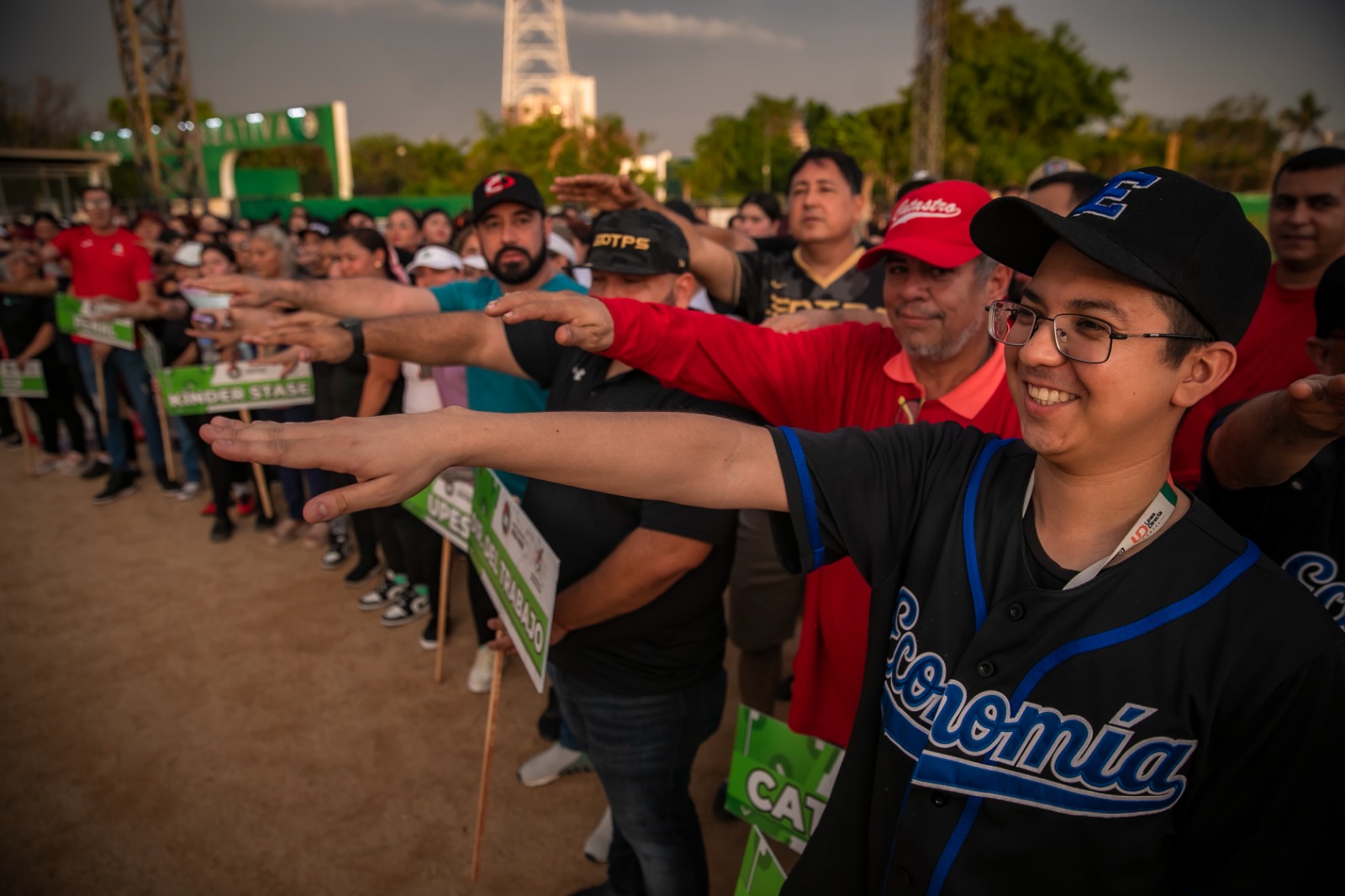 El mandatario estatal les deseó el mejor de los éxitos a los deportistas participantes.