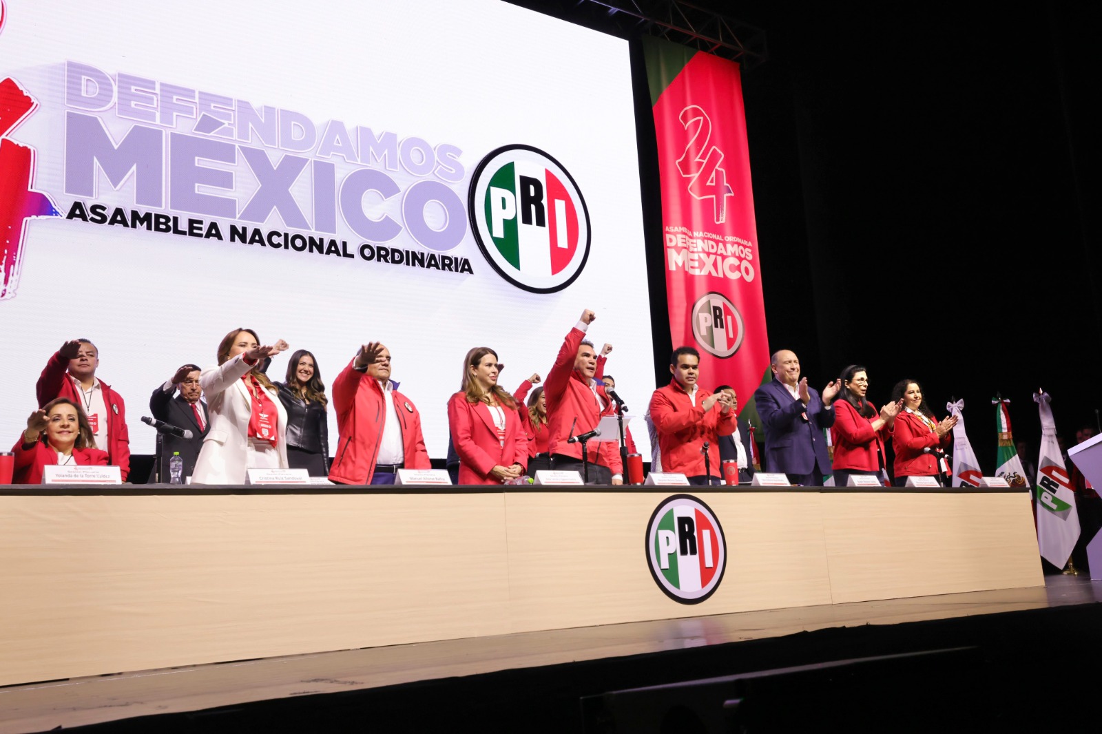 A quienes disienten y se oponen a su permanencia o reelección, nada más les dijo cínicos, paleros, lacayos y esquiroles del gobierno. 