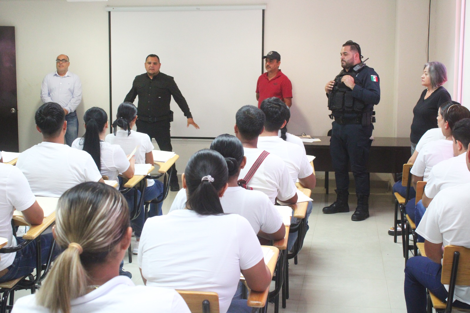 -	Déficit de Policías en Mazatlán continúa descendiendo, la actual administración ha brindado apoyo para formar a 300 elementos.