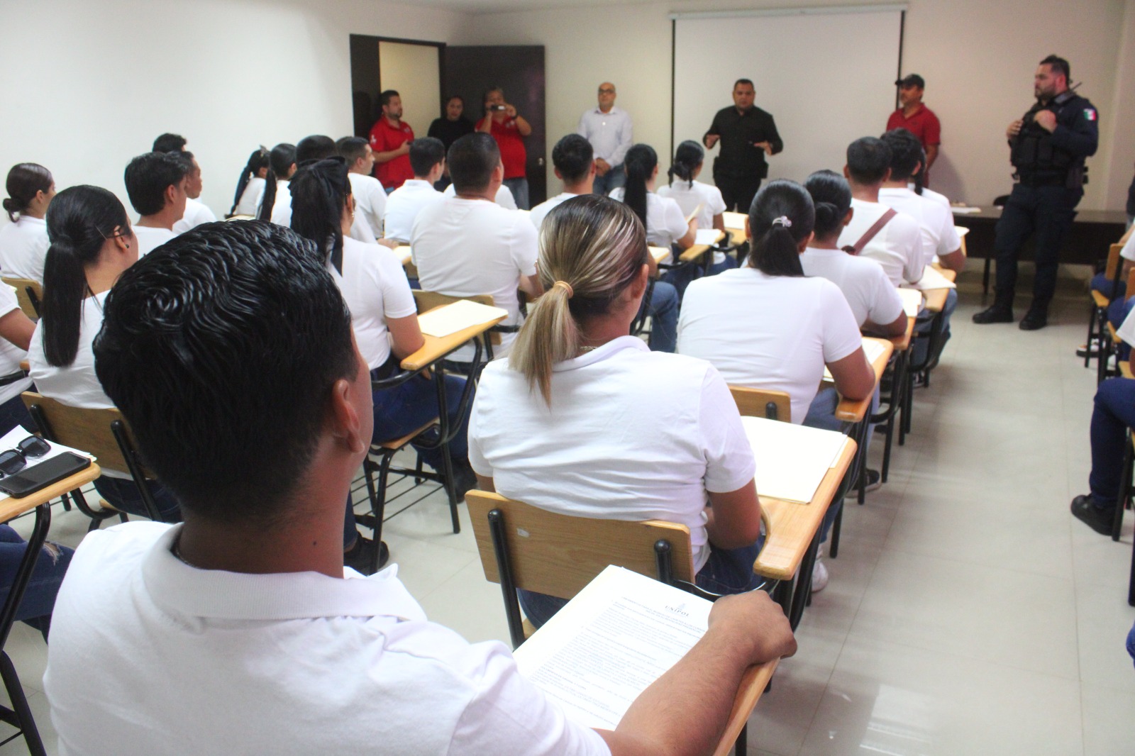 -	Déficit de Policías en Mazatlán continúa descendiendo, la actual administración ha brindado apoyo para formar a 300 elementos.