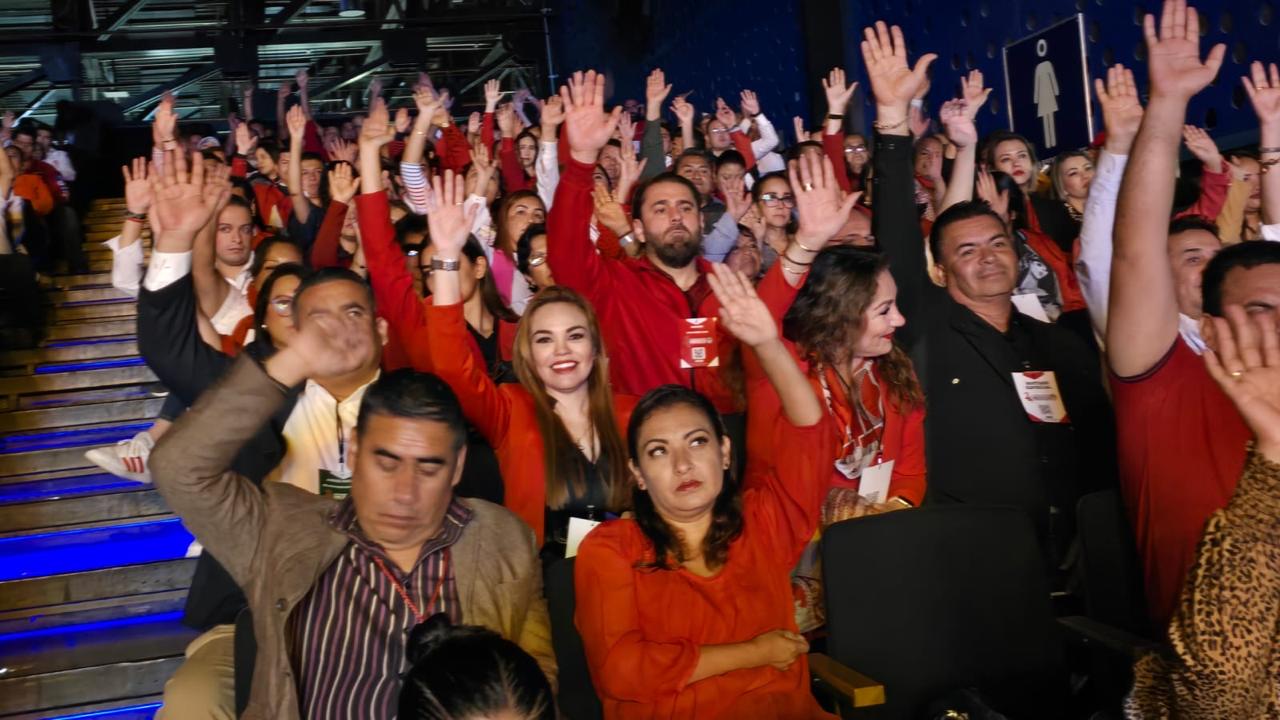 A quienes disienten y se oponen a su permanencia o reelección, nada más les dijo cínicos, paleros, lacayos y esquiroles del gobierno. 