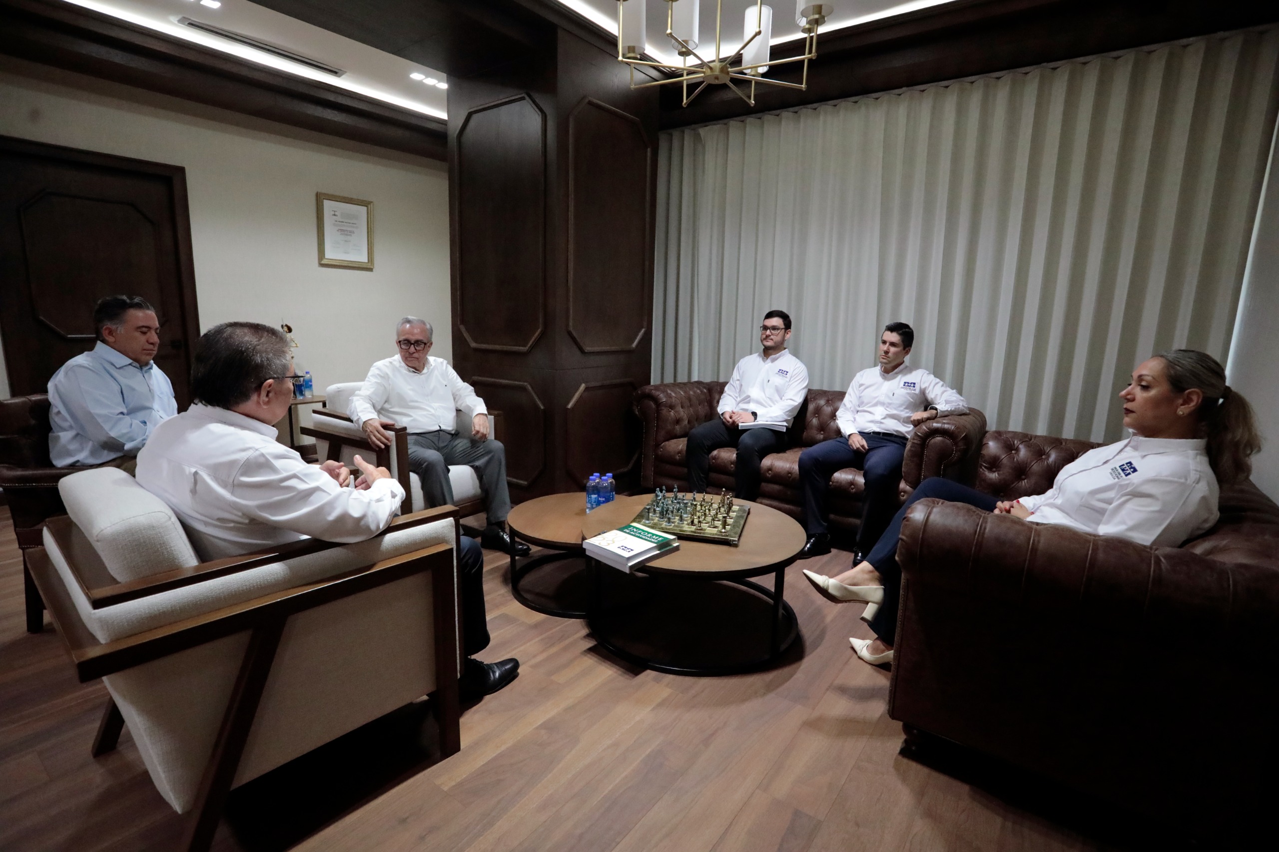 El gobernador Rubén Rocha Moya recibió en su despacho al presidente de la Comisión Estatal de Derechos Humanos, maestro José Carlos Álvarez Ortega, quien le hizo entrega de su informe anual de actividades correspondientes al año 2023.