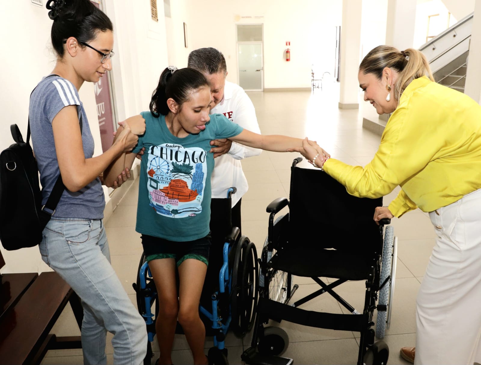 - Sillas de ruedas todo terreno y una silla baño fueron recibidas por quienes las necesitan.