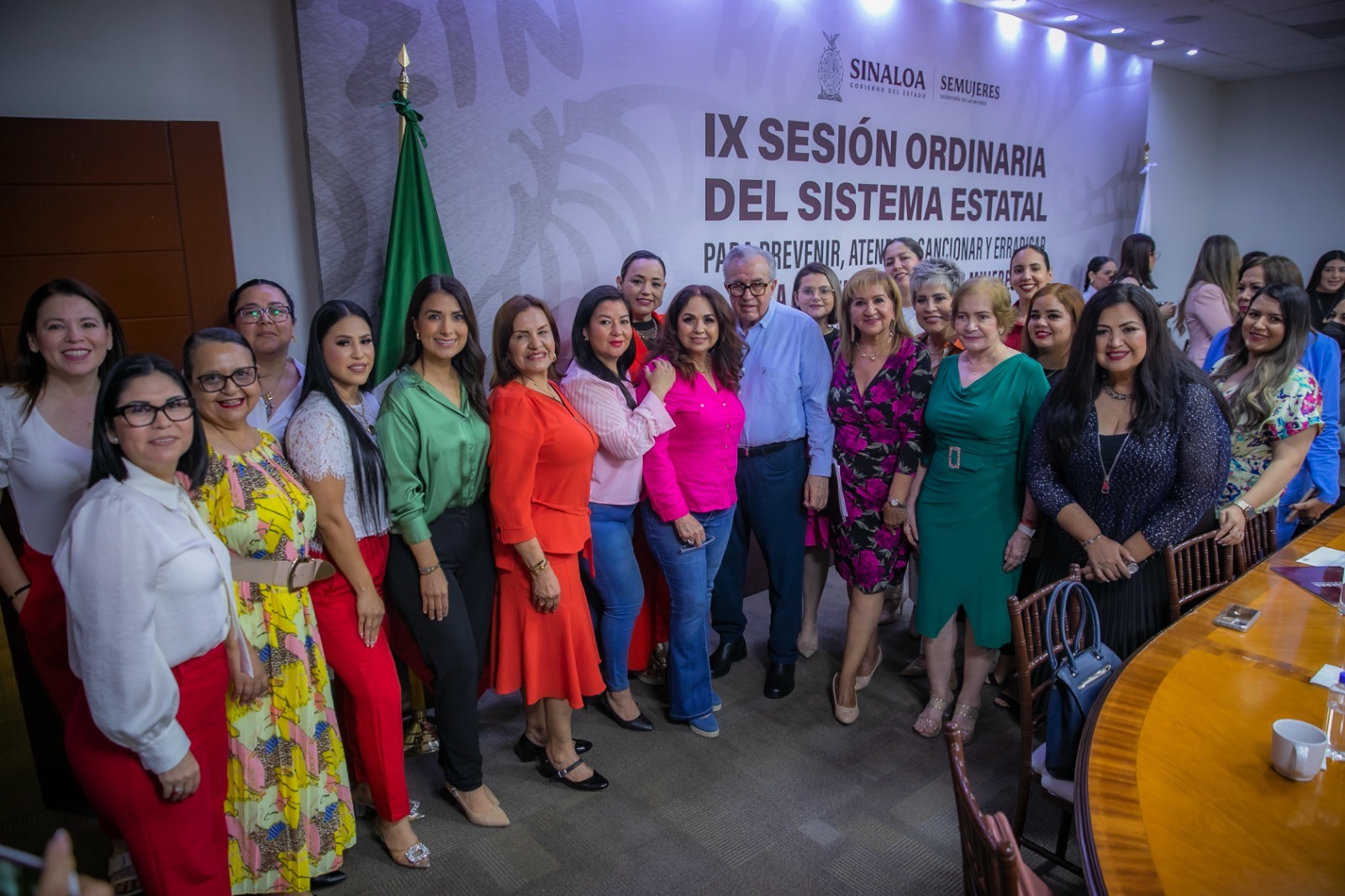 En el marco de la IX Sesión Ordinaria del Sistema Estatal para Prevenir, Atender, Sancionar y Erradicar la Violencia contra las Mujeres, el gobernador Rubén Rocha Moya hizo entrega de apoyos económicos a mujeres en situación de vulnerabilidad, que se acogieron al Programa “El Agresor sale de Casa”, recursos que le permitirán contribuir a su autonomía económica y atender necesidades de sus hijos.