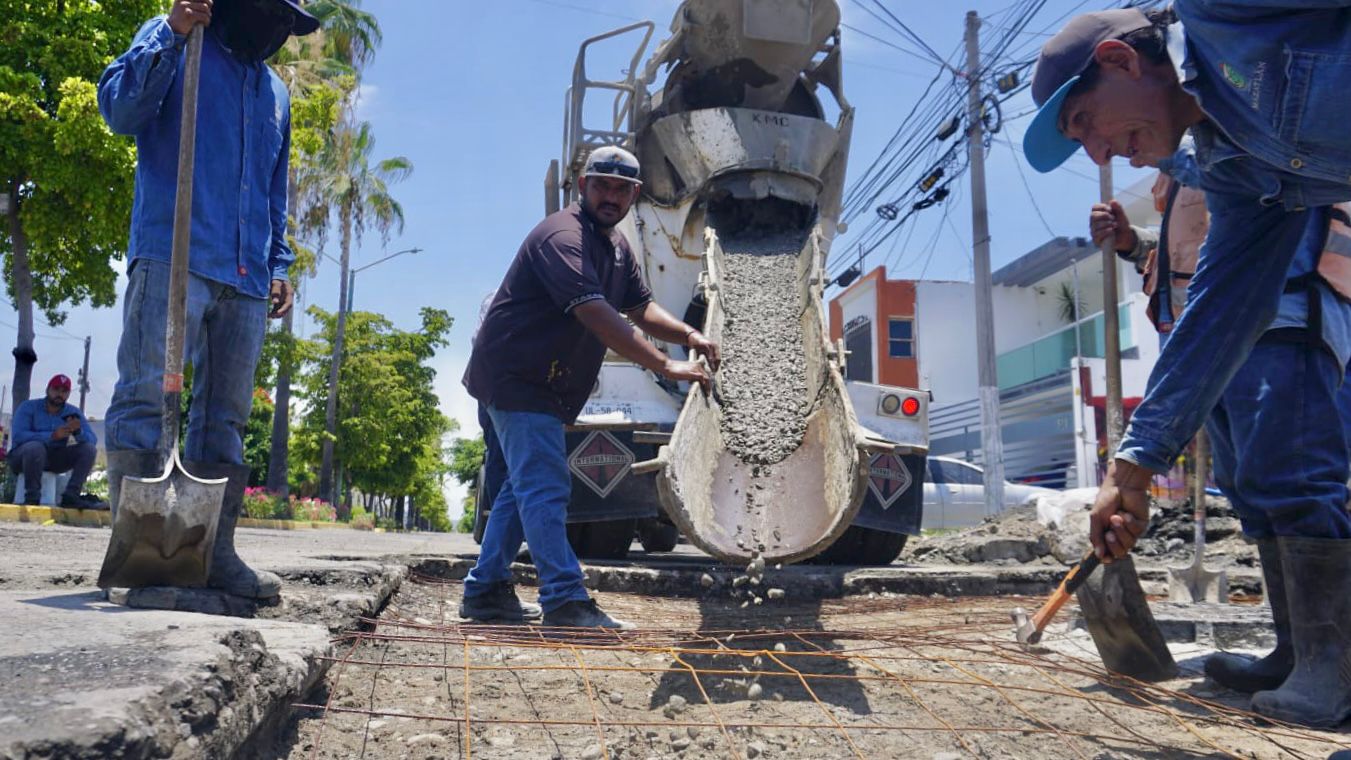 El cierre parcial de la vialidad permanecerá tres días para que el concreto fragüe.