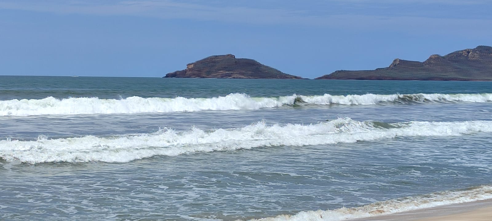 Con el propósito de extremar precauciones entre los bañistas que acudan al área de playa durante el próximo fin de semana, la Secretaría de Seguridad Pública Municipal, Protección Civil y Capitanía de Puerto alertan sobre cambios en las condiciones climáticas en las costas del Pacífico.