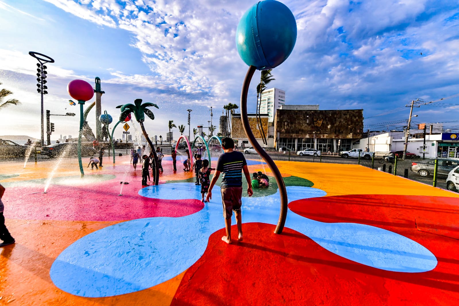 El Alcalde Edgar González, acompañado de decenas de niños y la presidenta del DIF Mazatlán, María Teresa Apodaca cortaron el listón que marca la reapertura del Oasis.