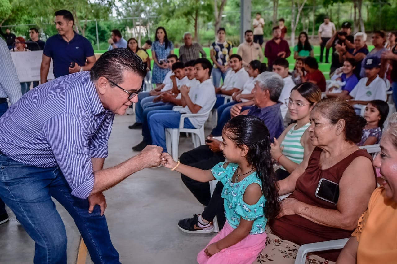 Refrenda Edgar González su compromiso con la educación durante el banderazo de obra de tres aulas para el tele bachillerato en la comunidad de El Vainillo, mismas que tendrán una inversión superior a los dos millones de pesos.