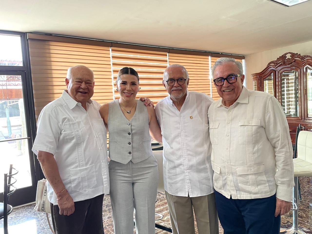 El mandatario sinaloense fue recibido por la gobernadora de Baja California, Marina del Pilar Ávila Olmeda, y a esta reunión también asistieron sus compañeros gobernadores, de Sonora, Alfonso Durazo Montaño; de Nayarit, Miguel Ángel Navarro Quintero; y de Baja California Sur, Víctor Manuel Castro Cosío.