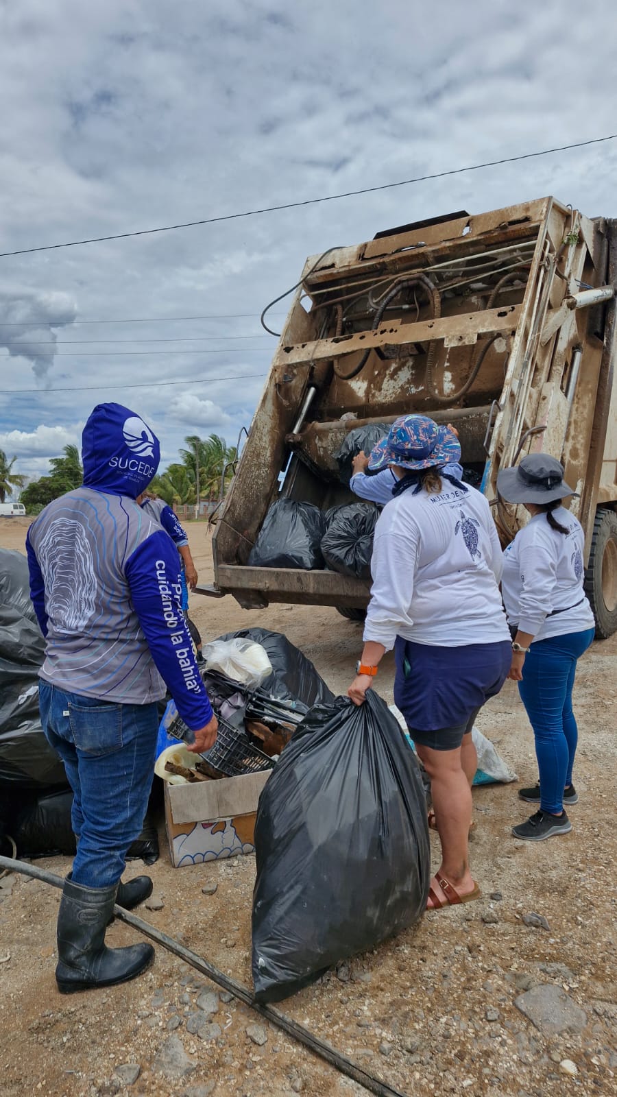 Señaló que es urgente que la educación ambiental nazca desde los hogares sinaloenses, pues ningún esfuerzo aislado que hagan autoridades y organizaciones civiles será suficiente para mantener en óptimas condiciones de limpieza las islas y playas de nuestro estado.