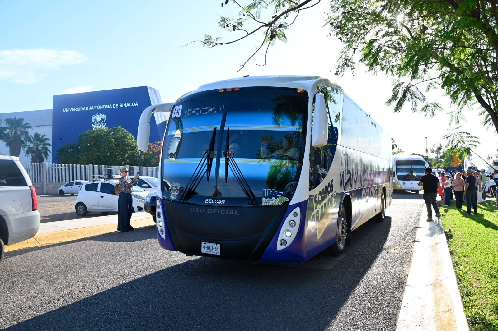 Contingente de universitarios parte rumbo a la CDMX.