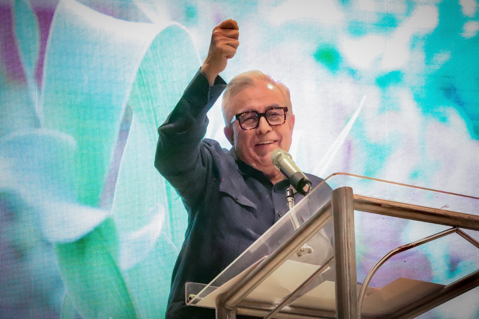 El gobernador del estado felicitó al grupo de universitarios reformistas que acudió a la Ciudad de México para manifestarse a favor de una democracia, respeto a la libertad y dignidad al interior de la máxima casa de estudios de Sinaloa