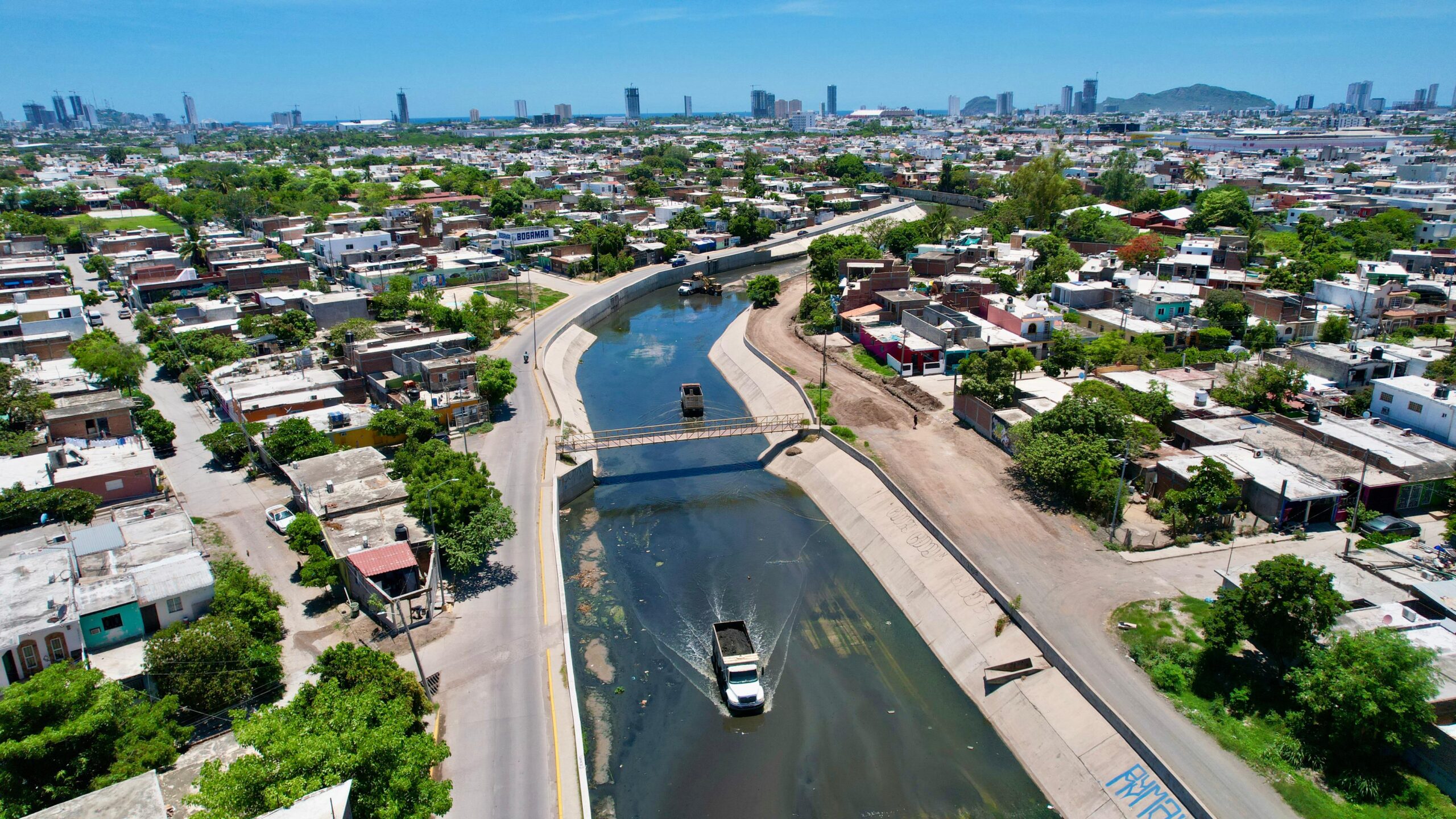 El tramo que atraviesa frente al fraccionamiento Jacarandas la limpieza y desazolve se realiza por segunda vez este año.