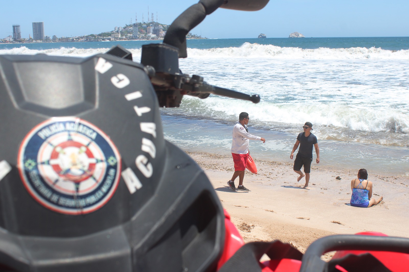 Acércate a los elementos salvavidas ellos te pueden orientar para estar en un lugar seguro, también te apoyarán en casos necesarios o de alerta.