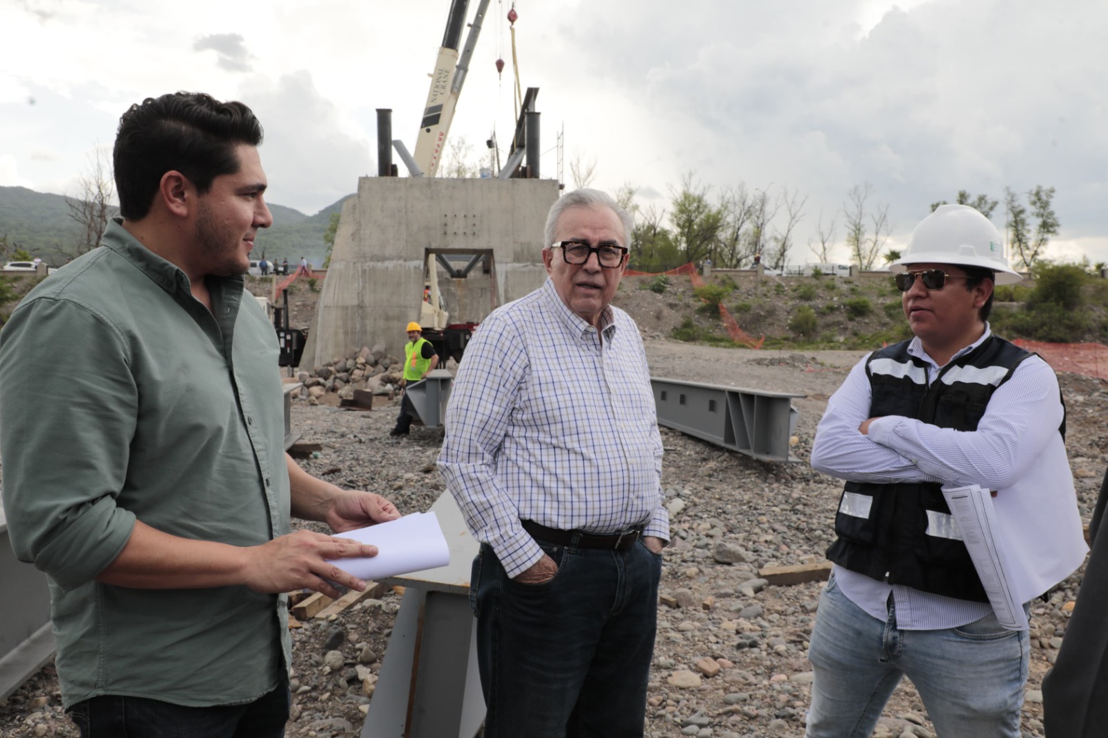 El mandatario estatal supervisó obras viales en las localidades La Ciénega de los Lara y Otatillos y la construcción de puente bimodal en el malecón en la cabecera municipal