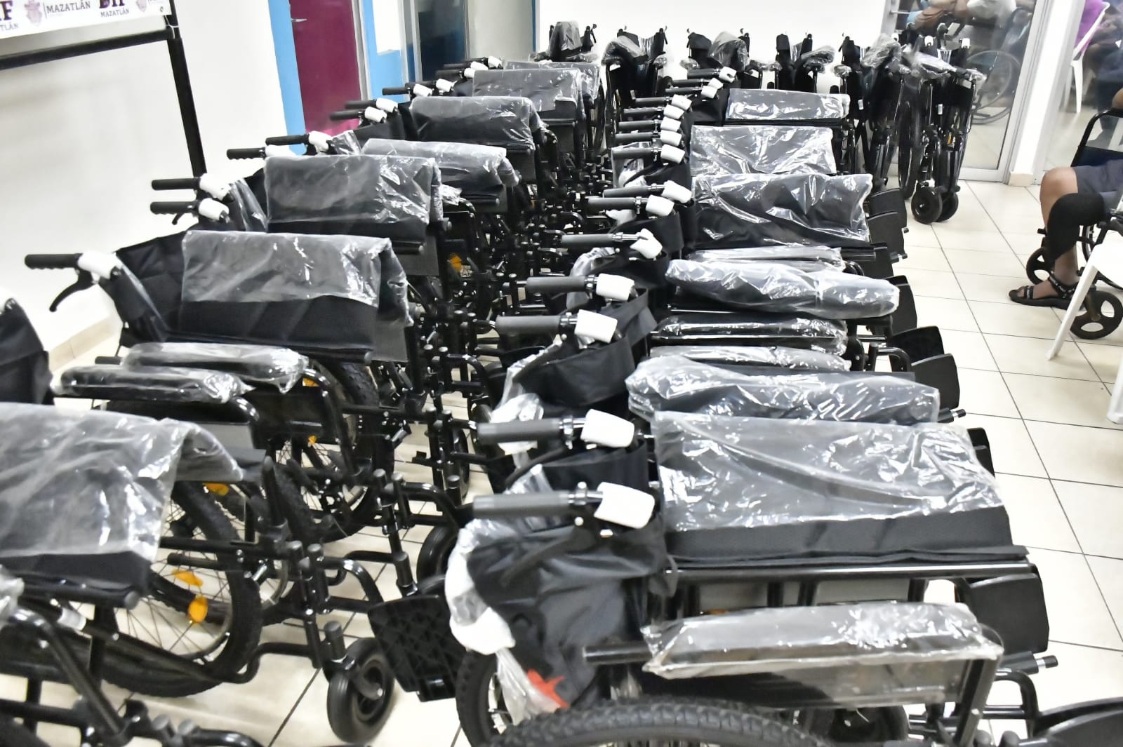 Los apoyos en sillas de rueda y bastones llegaron a colonias de la zona urbana y rural del puerto.