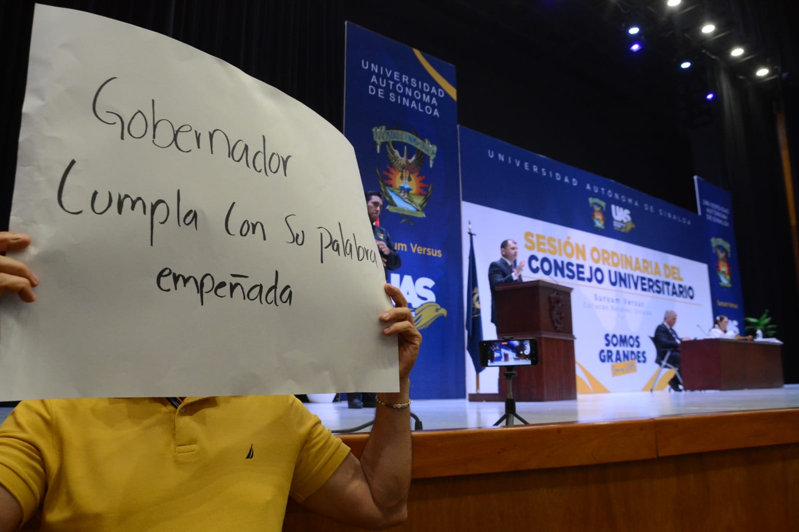 Señaló que esta lucha seguirá, particularmente estos días, solicitó a la comunidad universitaria estar atentos al llamado porque el asedio es permanente y perverso, por ello deben estar prestos y dispuestos para dar la lucha y si es necesario volver a México lo harán las veces que sea necesario.