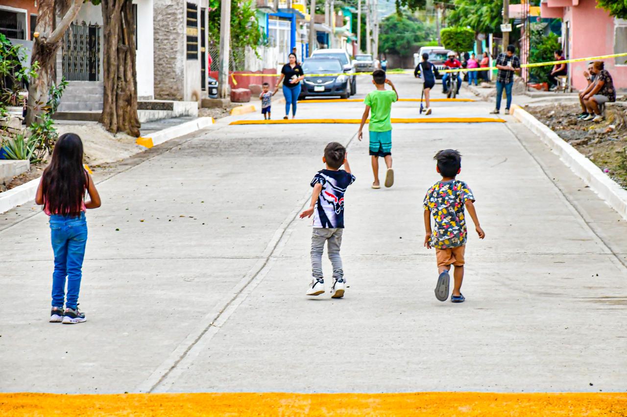 El Gobierno de Mazatlán entregó la pavimentación de la calle Bahía Magdalena en la colonia Rincón de Urías.