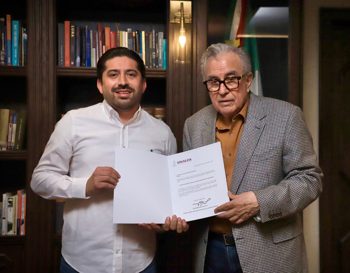 El gobernador Dr. Rubén Rocha Moya tomó la protesta de Ley como subsecretario de Normatividad e Información Registral, a Omar Alejandro López Campos, cargo al que se reincorpora luego de haber cumplido funciones del Gobierno Federal.