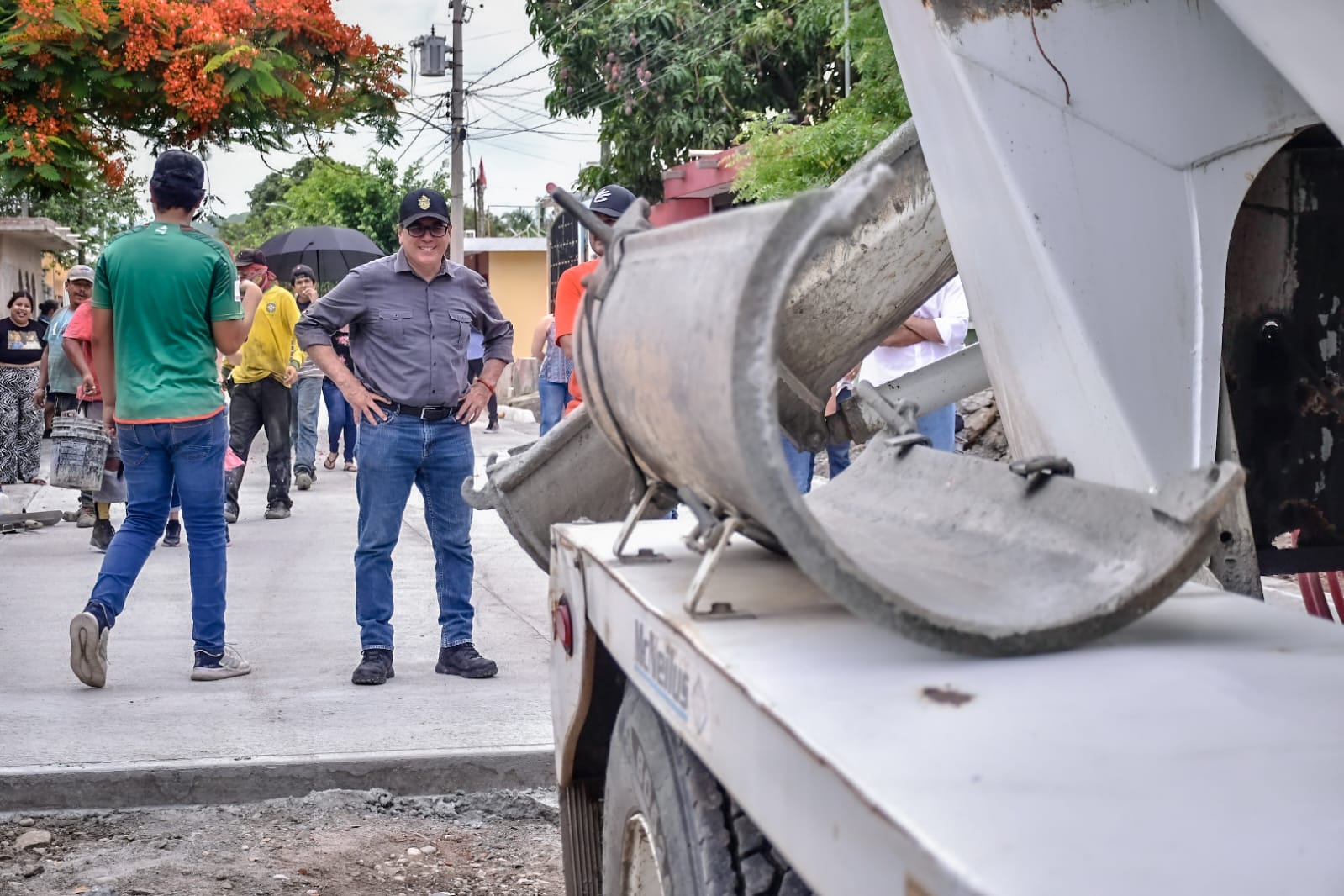El Alcalde Edgar González realizó un recorrido para constatar los avances de la obra de pavimentación de la calle Praxedis Guerrero.