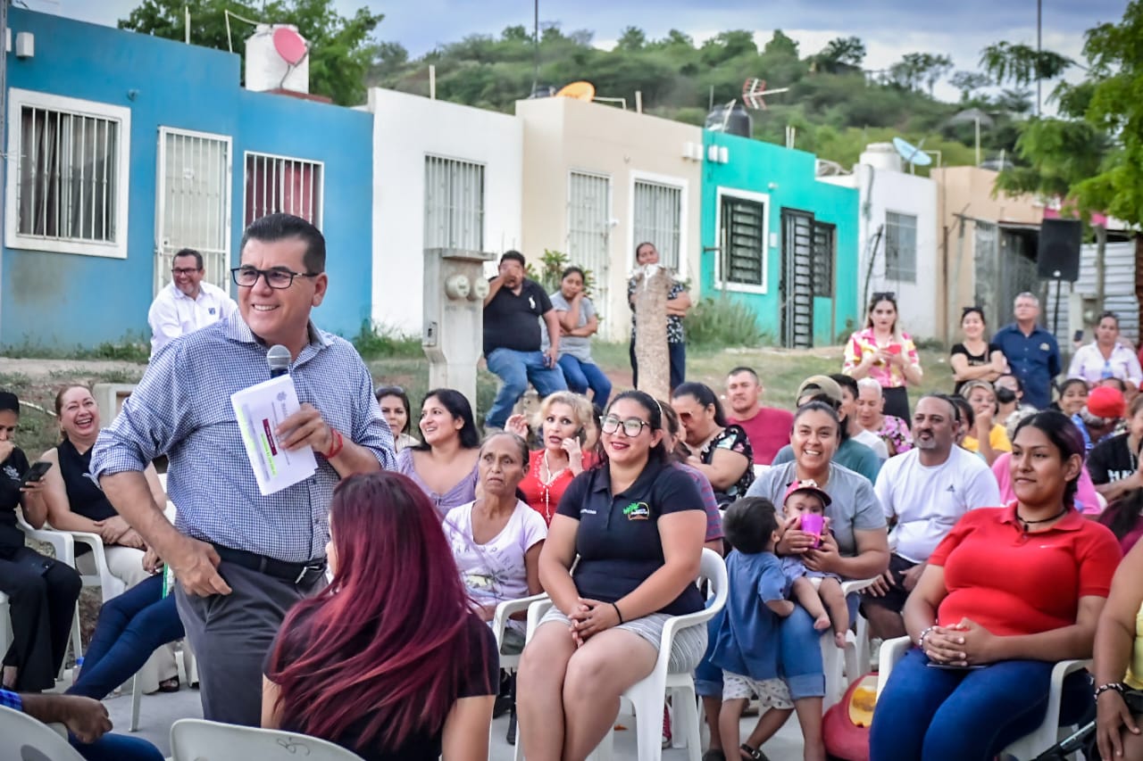Alcalde Edgar González entrega formalmente pavimentación de la calle Bosques.