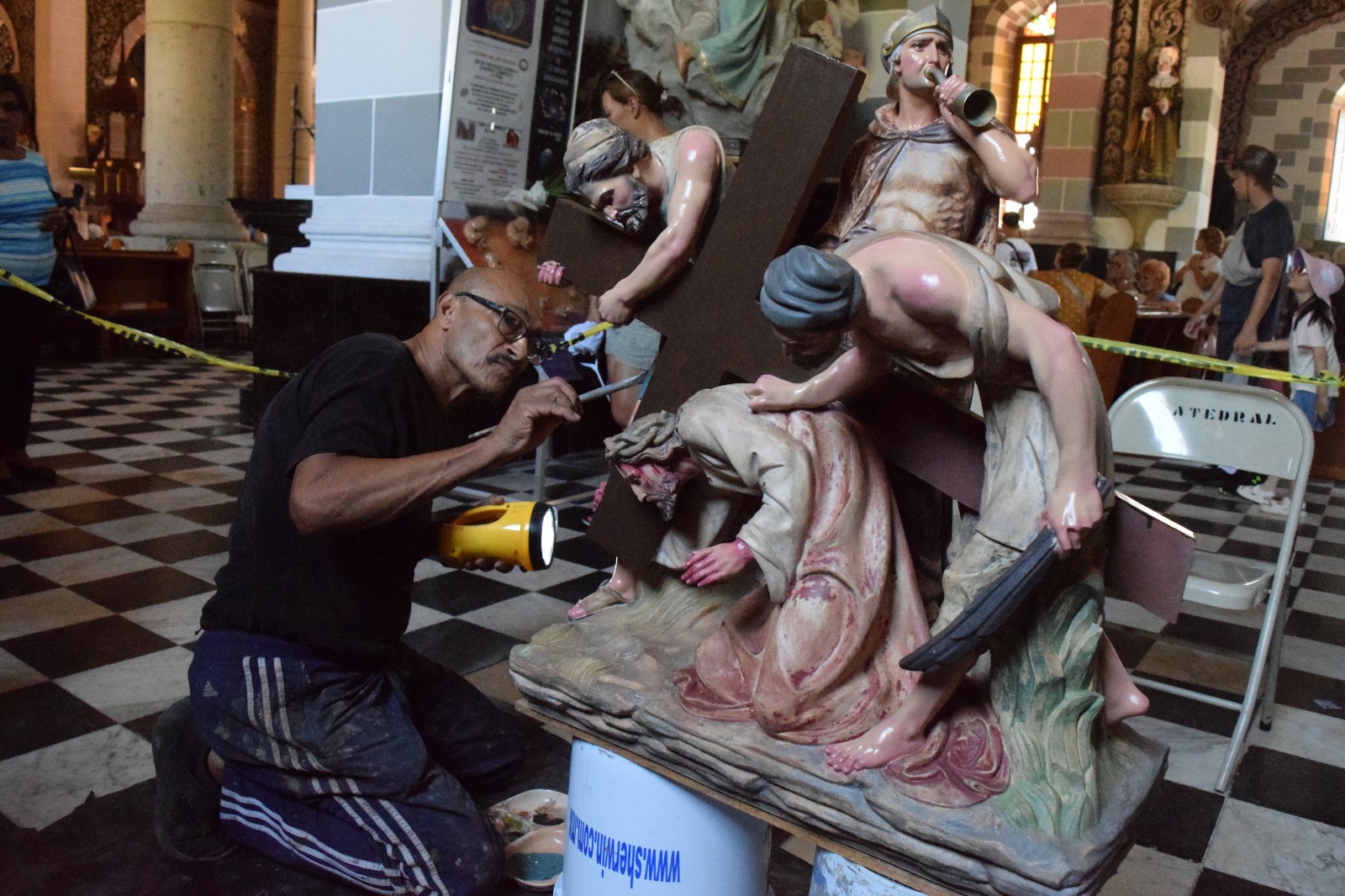 Los feligreses, a lo largo de meses han visto como este monumental edificio ha sido pintado en su exterior, así como en su interior sin que se olvide la limpieza a los más diversos rincones, ahora ha tocado el turno a las bellas imágenes de las estaciones del Vía Crucis.