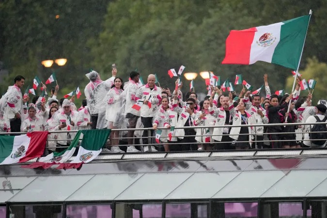 La delegación mexicana compuesta por más de 100 atletas se paseó por una embarcación sobre el río Sena durante la ceremonia de inauguración de París 2024
