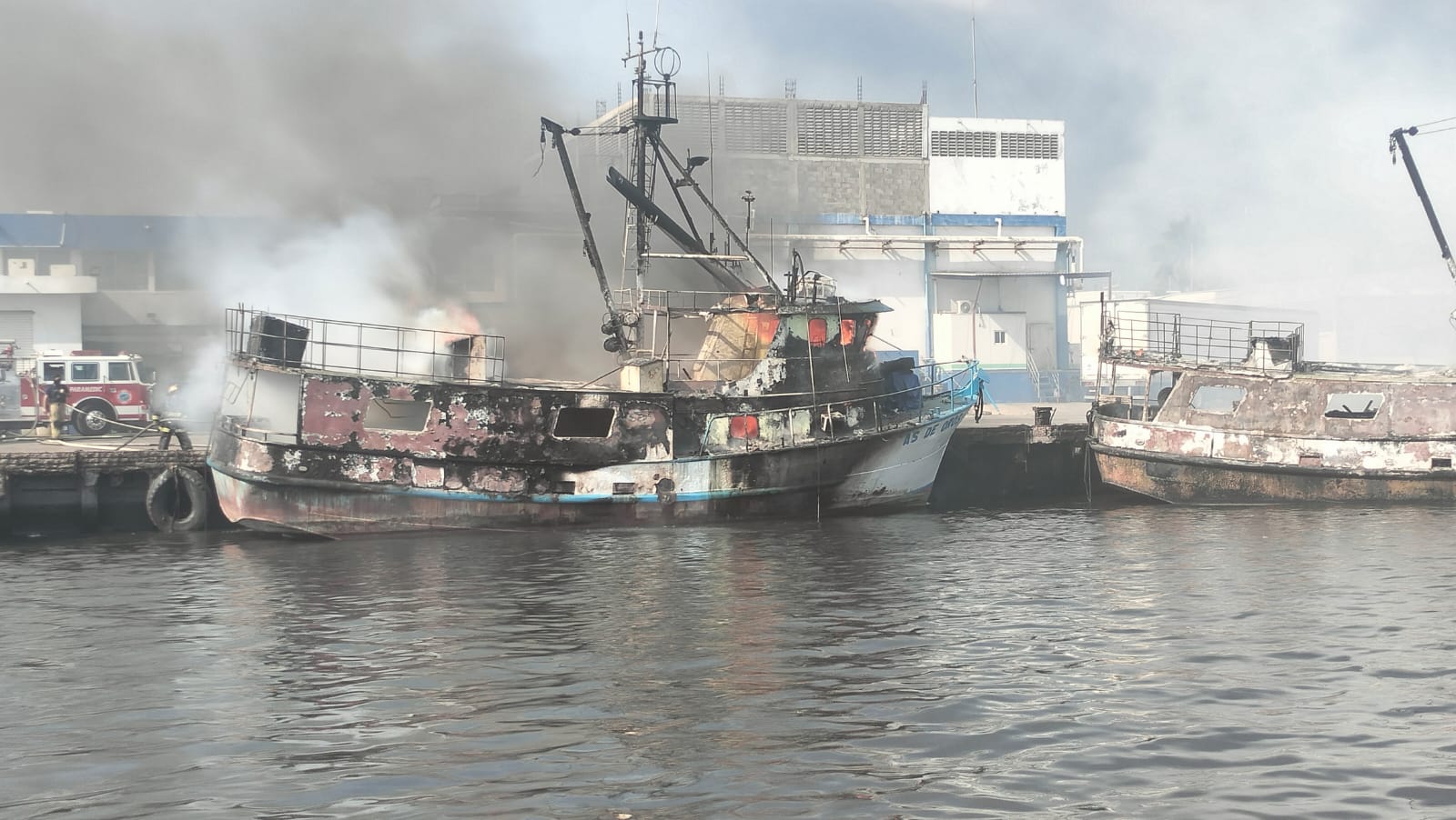 La Secretaría de Marina a través de la Armada de México, en funciones de Guardia Costera, por conducto de la Octava Región Naval, informa que ayer, personal de la Estación Naval de Búsqueda, Rescate y Vigilancia Marítima (ENSAR) de Mazatlán, brindó apoyo para la sofocación de un incendio en embarcaciones pesqueras en el Parque Industrial de Mazatlán, Sin.