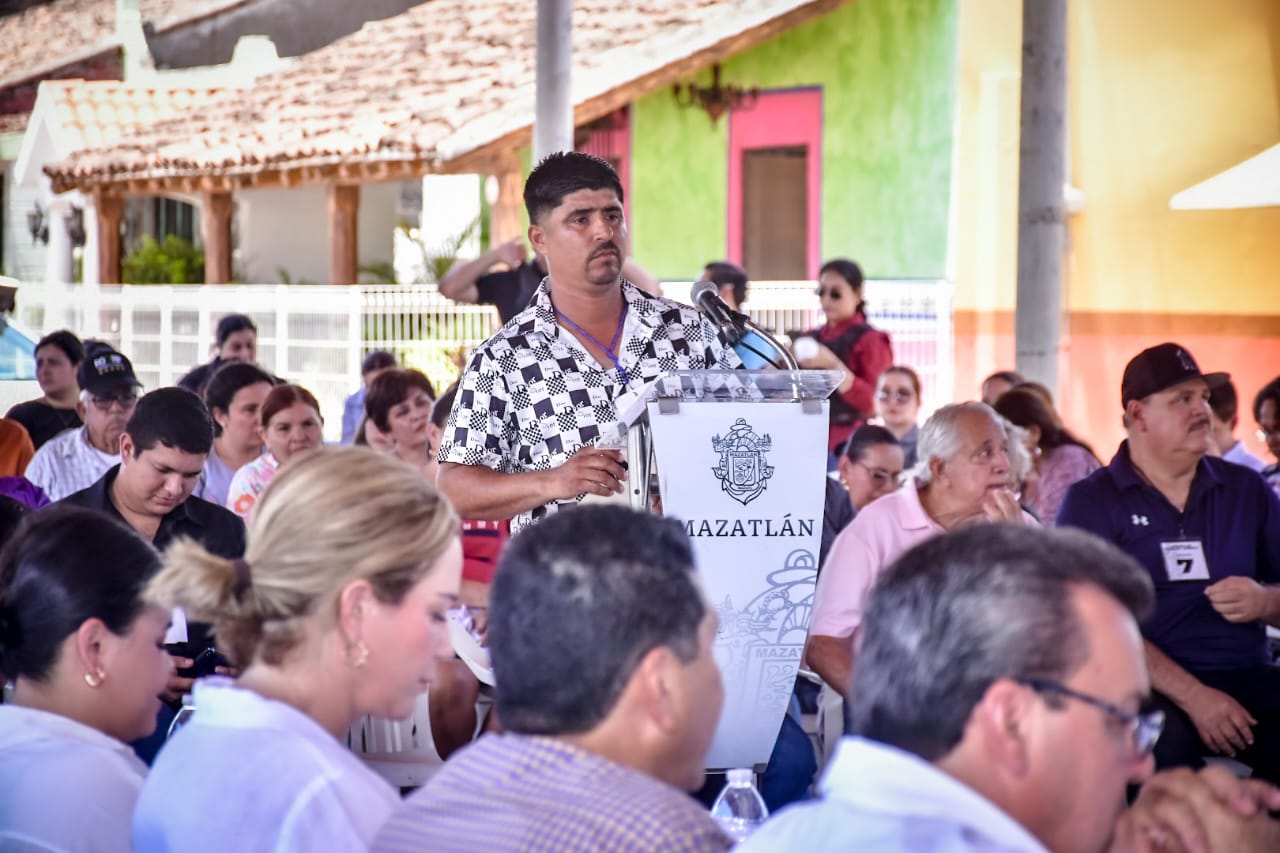El Alcalde Edgar González destacó que de manera histórica se trasladaron los poderes a las sindicaturas y comisarías de Mazatlán con el fin de escuchar las necesidades que tienen los pobladores de las diversas comunidades.
