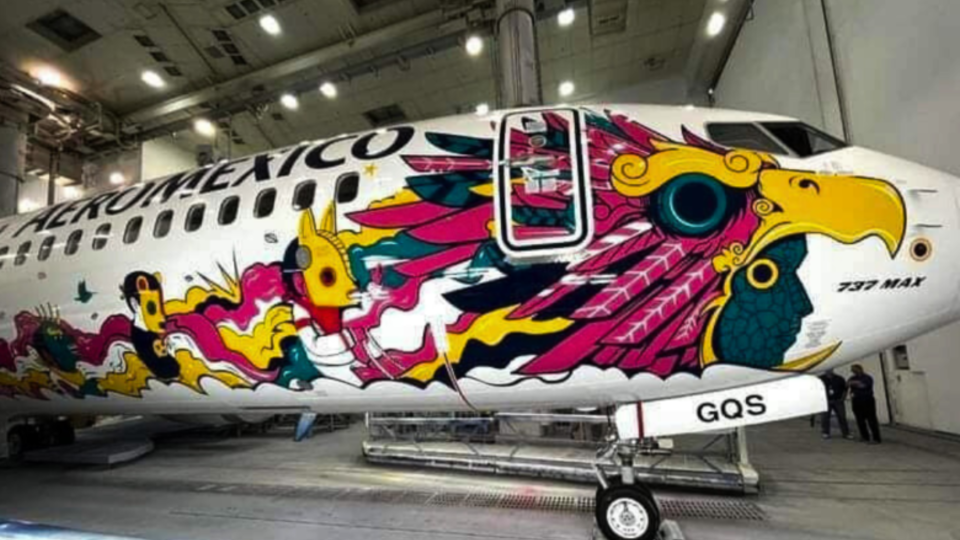 -	El cambio en los aviones de Aeroméxico incluye en esta ocasión una versión renovada del emblemático Caballero Águila
En el marco de su 90 aniversario, Aeroméxico estrenó la nueva imagen que portarán sus aviones, que incluye una versión renovada del emblemático Caballero Águila.
 “El diseño que vestirá a la flota de la aerolínea muestra la evolución de la marca y fortalece la calidez, inyecta dinamismo, modernidad y refleja al México contemporáneo”, apuntó la empresa mexicana.
La nueva imagen quedó plasmada por primera vez en el fuselaje de un avión Embraer-190 con matrícula XA-IAC, y de manera gradual se irá incorporando en los más de 150 aviones que conforman la flota actual de la aerolínea bandera de México, que además es la más grande y moderna en sus nueve décadas de historia.
El Caballero Águila renovado presenta un rostro más humano que transmite cercanía y empatía, atributos que forman parte del propósito de Aeroméxico para tener una mayor conexión con sus clientes, colaboradores y aliados. Su casco rediseñado representa en la parte superior el fuselaje de una aeronave y en la inferior el plumaje característico de la versión original.
Los trabajos fueron desarrollados en las instalaciones del International Aerospace Coatings (IAC) en Amarillo, Texas, y consistieron en remover la pintura anterior del fuselaje, alas, motores y superficies, para aplicar el diseño que hoy se estrena.
Andrés Conesa, director general de Aeroméxico, afirmó que este 2024 “marca un hito de gran significado para todos los que formamos parte de la Familia Aeroméxico, ya que celebramos 90 años de historia”.
“En el marco de este aniversario tan especial, me llena de orgullo presentarles la nueva imagen que vestirá nuestra flota, la cual es un reflejo de la transformación interna que realizamos para consolidar un producto de nivel mundial, teniendo siempre en el centro de todo lo que hacemos a nuestros clientes. Este aniversario es una gran oportunidad para recordar todos los logros que hemos alcanzado, ver hacia adelante y dar lo mejor de nosotros para seguir elevando el viaje a nuevas alturas”, señaló.
Fue a finales de 1959 que el Caballero Águila se convirtió́ en el emblema oficial de Aeroméxico, cuando todos sus aviones fueron rebautizados con nombres que aludían a la cultura azteca.
“Desde entonces, la compañía ha tenido una evolución constante, gracias a lo cual se ha convertido en una de las aerolíneas más emblemáticas y con mayor historia del mundo”, se detalló en el comunicado.
Con información de López-Dóriga Digital
