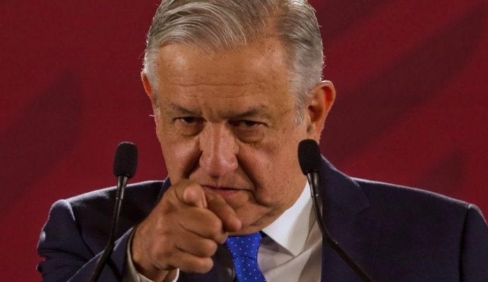 López Obrador reconoce sus alcances y conoce a su gente. Su mensaje a la gradería busca que le aplauda y juntos enarbolen el estandarte nacional, con un nacionalismo cosmético que convenientemente evade el fondo