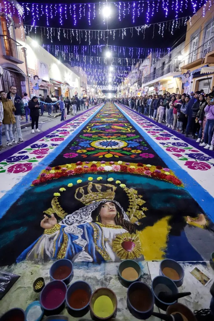 -	Cada año en Huamantla, Tlaxcala, se honra a la virgen de la Caridad con 7 km de tapetes monumentales de aserrín de colores.