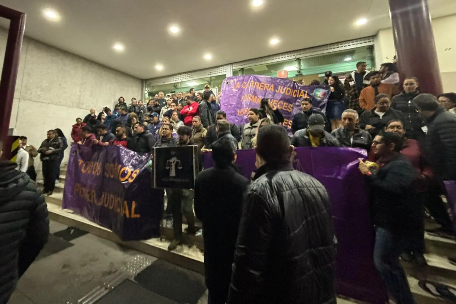 Dicha declaración lo exhibe de cuerpo entero.
En su enfermiza obsesión por imponer su retórica, el presidente se exhibe. El odio lo ciega, su sed de venganza es patológica. No tiene paz espiritual.
