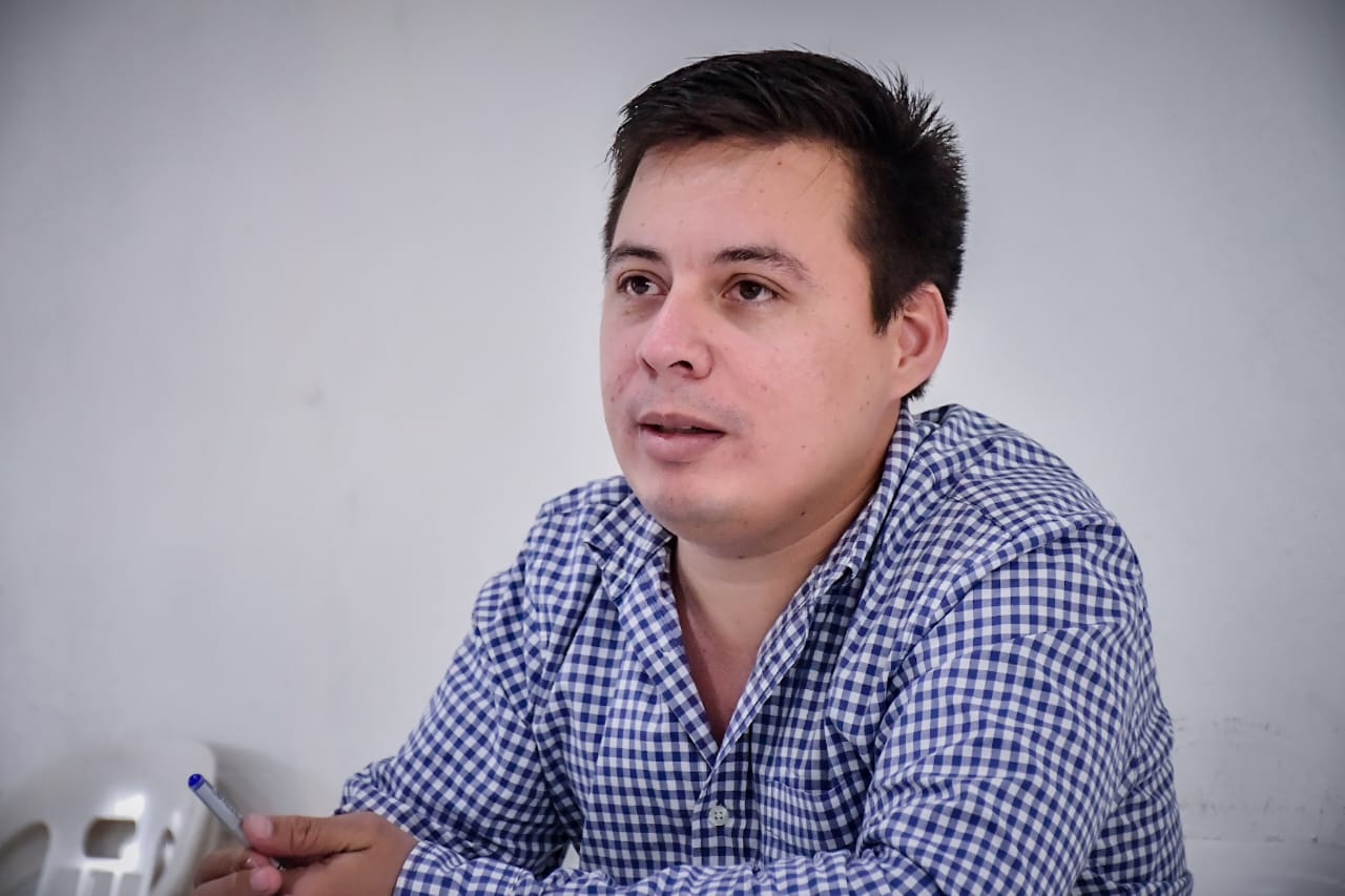 Familias de la invasión Nuevo Cajeme iniciaron el trámite para contratar tres tomas colectivas que les permitan tener de manera legal el servicio de energía eléctrica en ese asentamiento irregular.