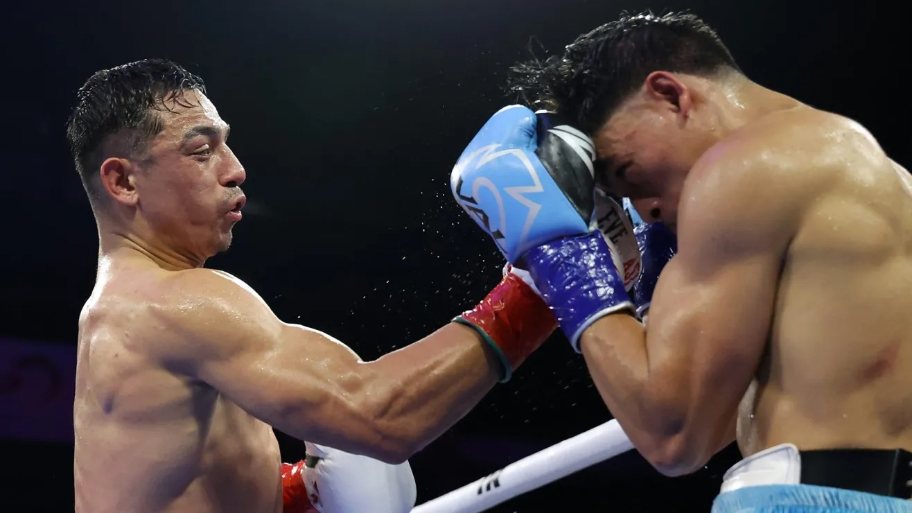 Por su parte, Angelo Leo, de 30 años, fue campeón de peso supergallo de la Organización Mundial de Boxeo (OMB) y ahora es el nuevo monarca de peso pluma de la FIB. El estadounidense tiene registro de 25 victorias, 12 por la vía del sueño, y una derrota en su carrera.