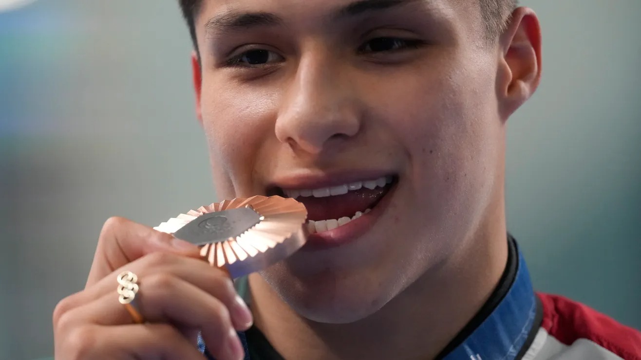 Por eso, Osmar Olvera convertida en la gran estrella de la delegación mexicana al lograr colgarse un par de medallas: plata en el trampolín de tres metros y bronce en el trampolín de tres metros sincronizado haciendo dupla con Juan Celaya; hizo bien en pitorrearse y darle pasaporte rumbo a la jod… al personaje de marras.