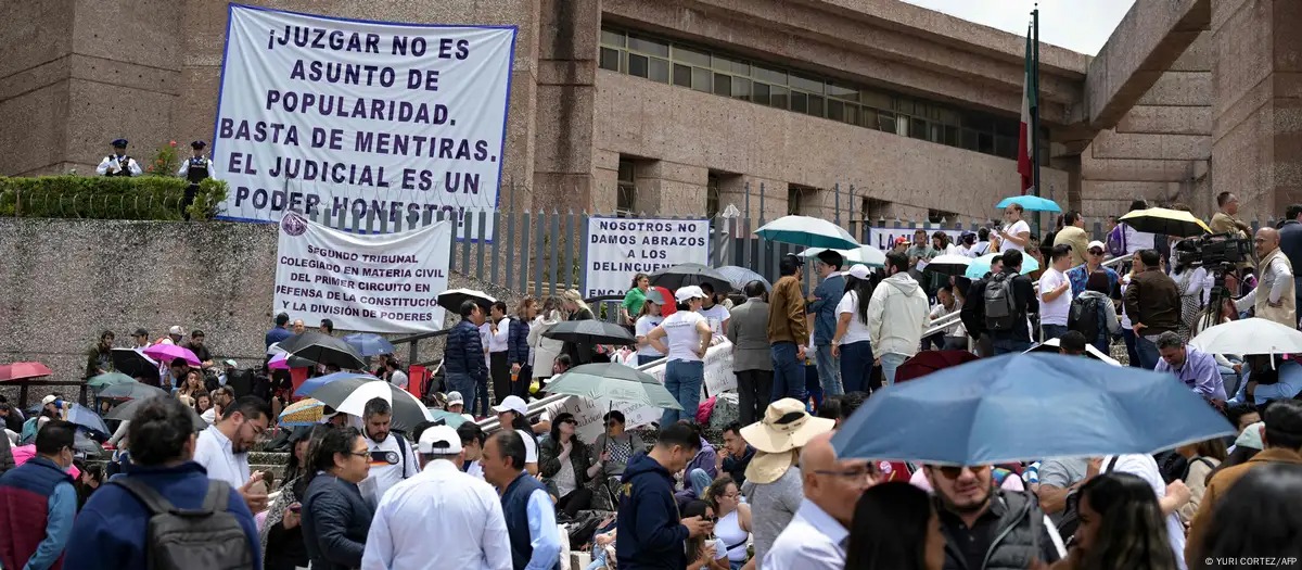 Dicha declaración lo exhibe de cuerpo entero.
En su enfermiza obsesión por imponer su retórica, el presidente se exhibe. El odio lo ciega, su sed de venganza es patológica. No tiene paz espiritual.
