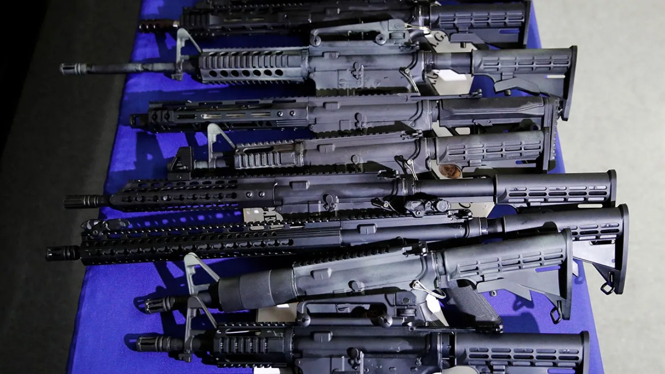 -	El mexicano Víctor Valles investigó a fondo el tráfico de armas de EE.UU. a México, y presentó su trabajo en el documental "Río de Armas, Dinero y Muerte"