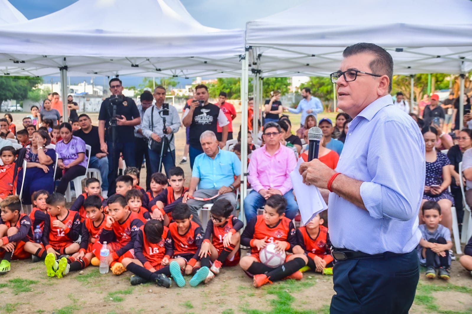 El Gobierno Municipal de Mazatlán, que encabeza el Alcalde, Edgar González, realizó la entrega de la rehabilitación del campo de futbol La Campiña, realizada por el Instituto Municipal del Deporte de Mazatlán, en coordinación con la dirección de Servicios Públicos.