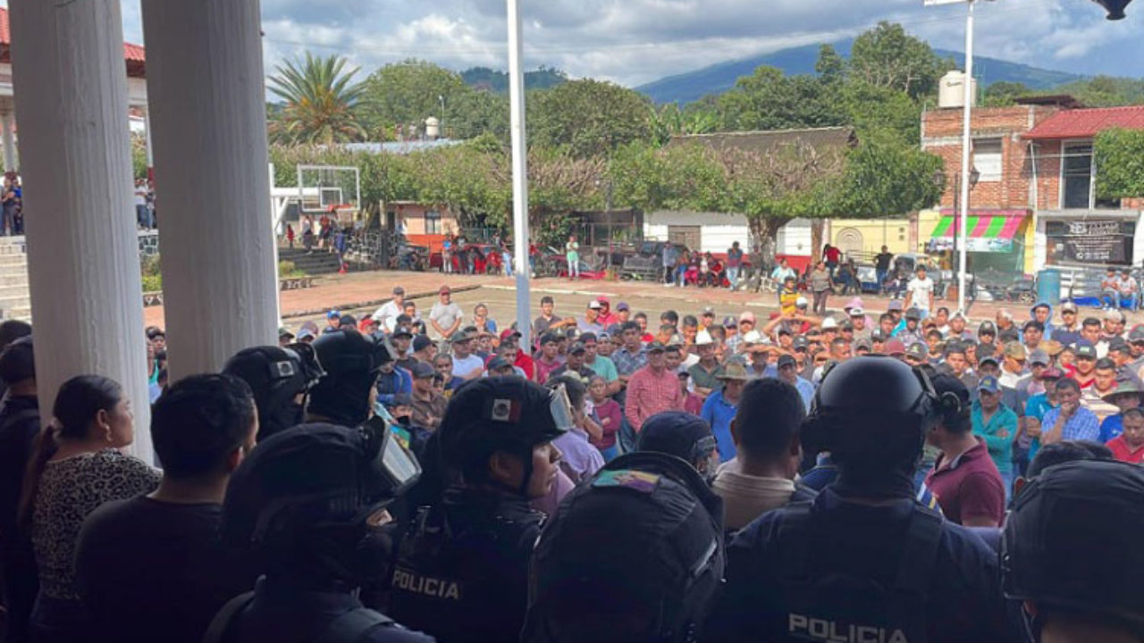 Los indígenas anunciaron su determinación en la plaza principal del poblado ubicado en el municipio de Ziracuaretiro, colindante con Uruapan, Michoacán