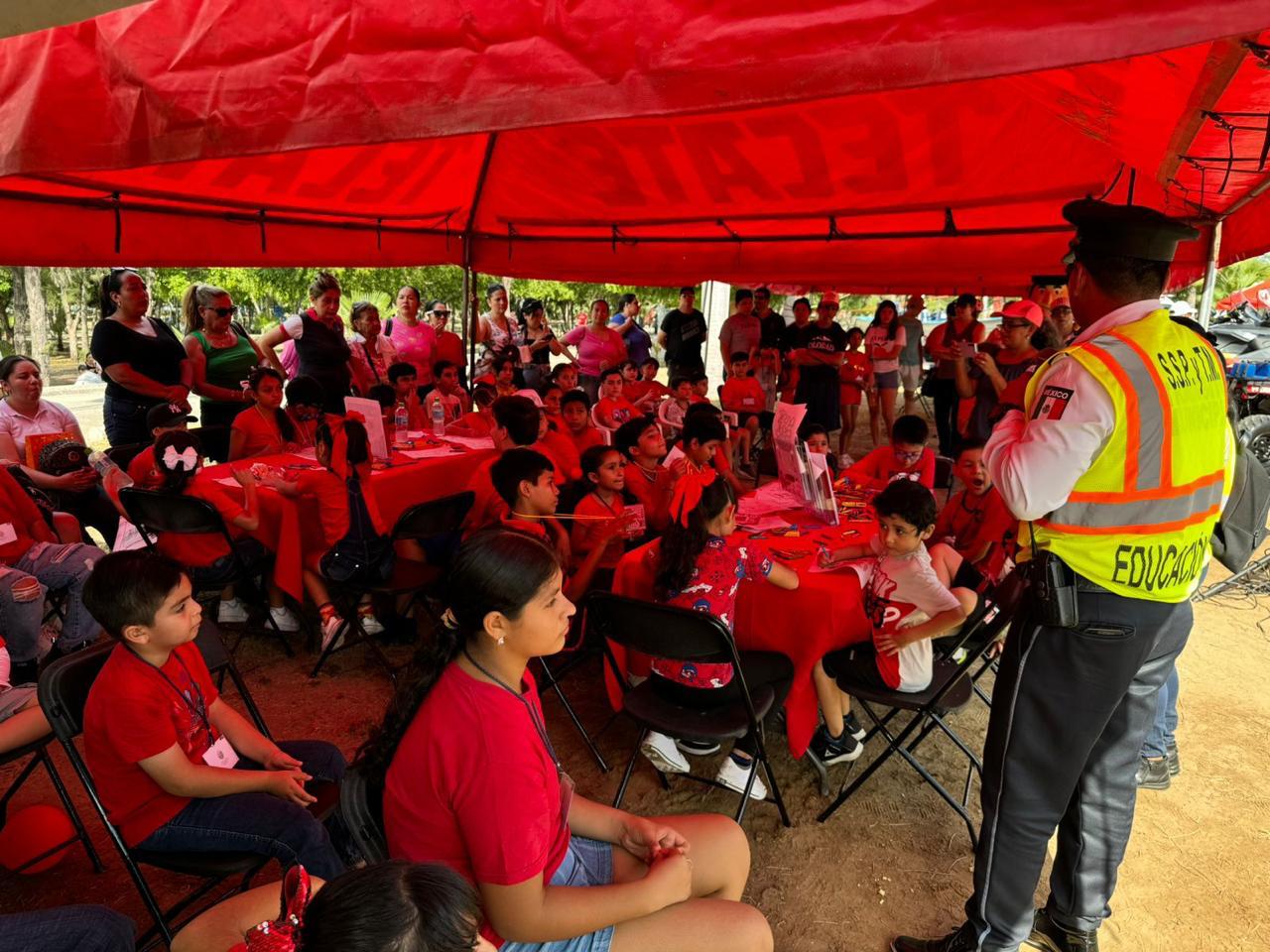 Con participación de 325 niños de entre 6 y 12 años, además de tener como escenario el Parque Central de Mazatlán, la Coordinación Municipal de Protección Civil, la Secretaría de Seguridad Pública y los diferentes cuerpos de emergencia llevaron a cabo el quinto curso de Verano "Aprende Jugando".