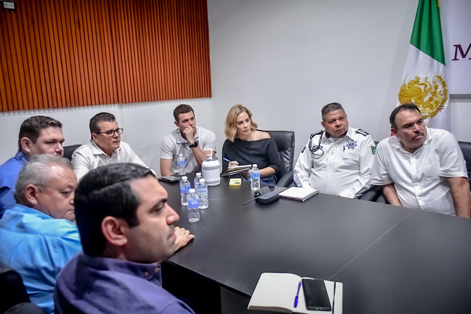 -	Autoridades municipales, estatales y el sector hotelero buscan poner orden y mitigar el congestionamiento vial en la zona turística del puerto.