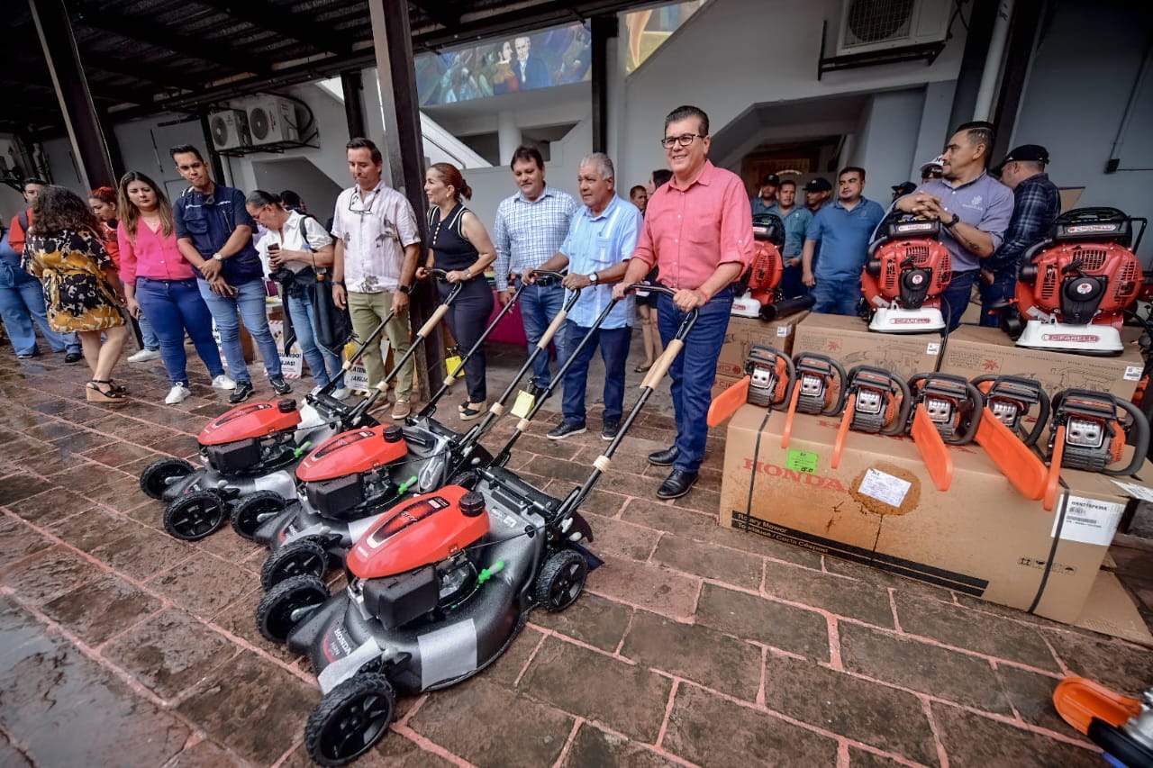 Karla Camacho Guzmán, la titular de Servicios Públicos, recibió una camioneta que se destinará al área de Alumbrado Público, además de 6 sopladoras, 8 podadoras, 10 motobombas, 12 motosierras y 36 desbrozadoras para el área de Parques y Jardines.