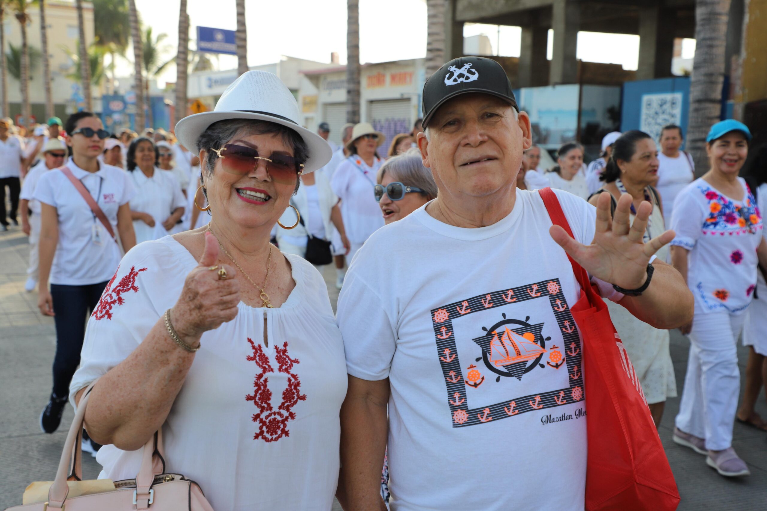 Durante la caminata se contó con la presencia de la directora de Sistema DIF Mazatlán, la Lic. Armida Hernández Lara, quien expresó que año con año, integrantes de los diferentes grupos de atención al adulto mayor de DIF Mazatlán, esperan con alegría los festejos alusivos al Día de las y los Abuelos.