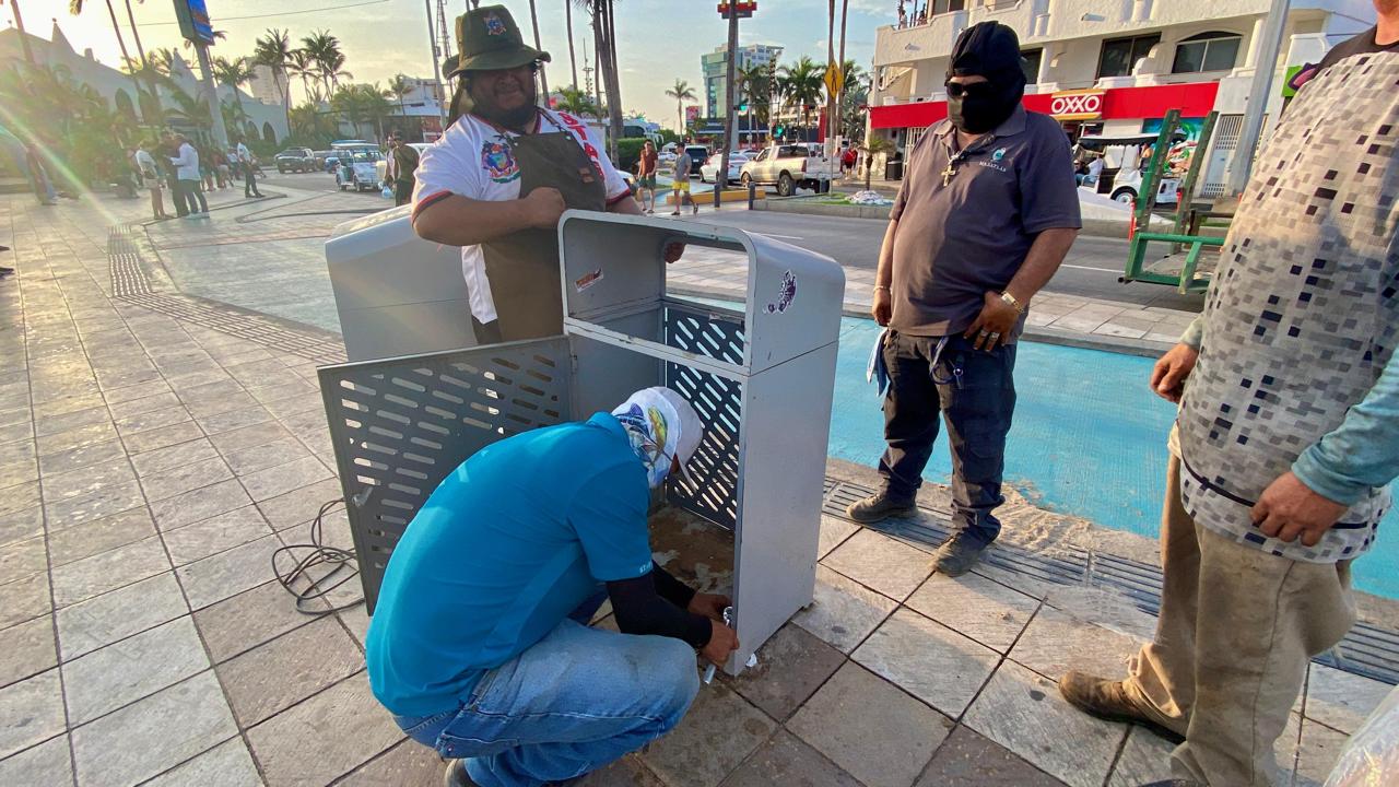 Como parte del equipamiento urbano en Avenida del Mar, la Dirección de Servicios Públicos lleva a cabo la instalación de contenedores de basura. 