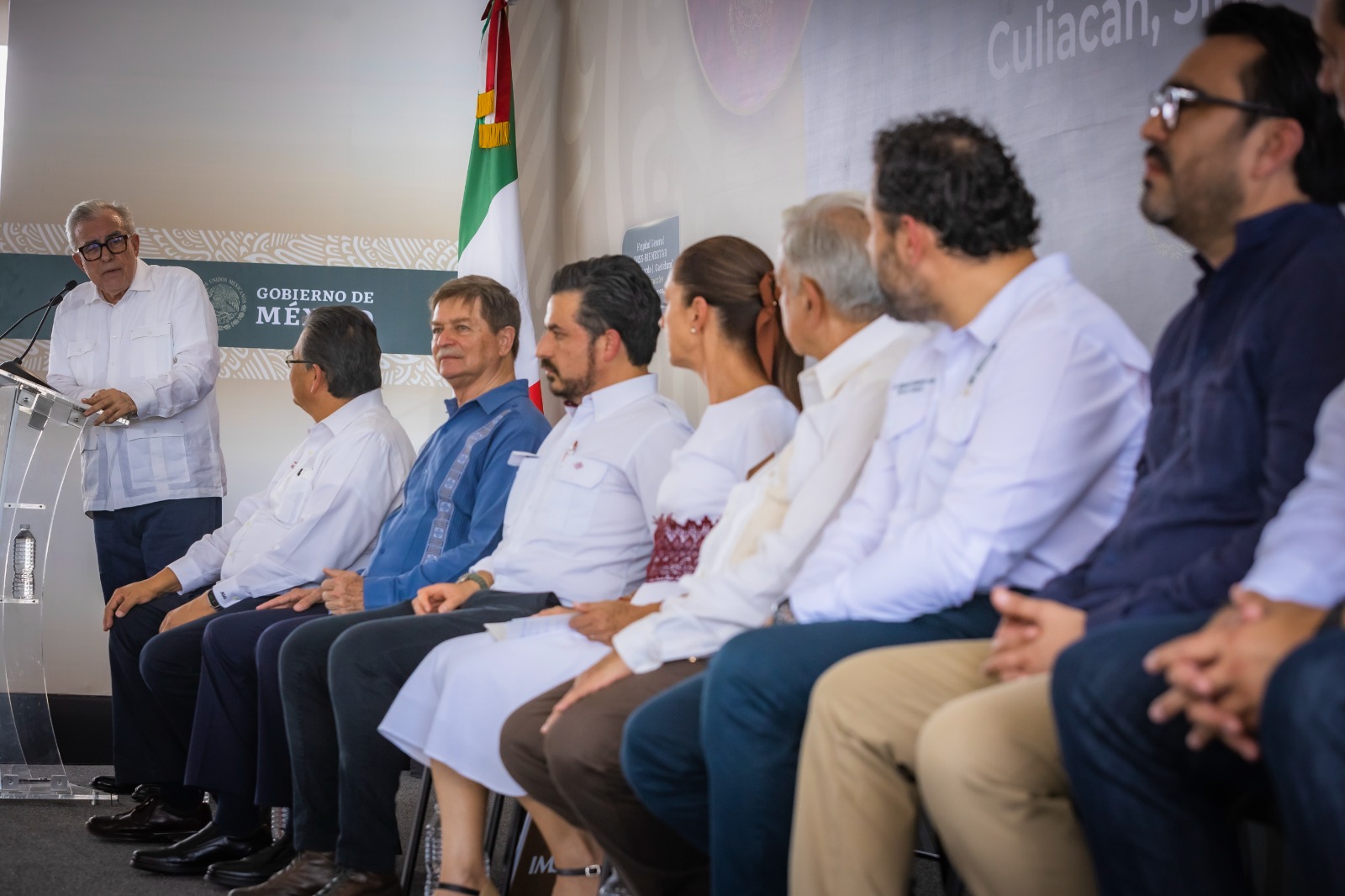 Por otra parte, el gobernador Rocha se refirió al reciente inicio en Sinaloa del programa La Clínica en Nuestra, a través del cual ya se conformaron los comités ciudadanos para los 309 Centros de Salud, urbanos y rurales que operan en el estado, los cuales ha recibido recursos para su funcionamiento, con montos que van desde los 400 mil pesos hasta un millón 200 mil pesos, dependiendo del número de consultorios con que cuentan.